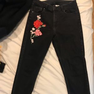 Black h&m jeans with cute embroidery